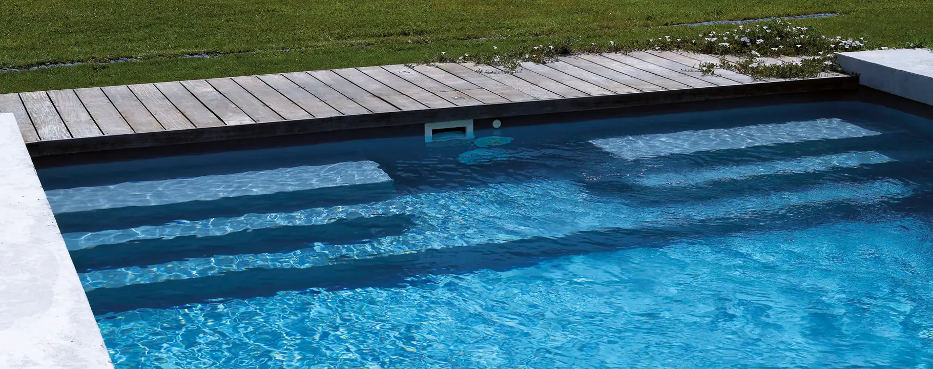 Liegebereich im Pool zum Relaxen im Garten