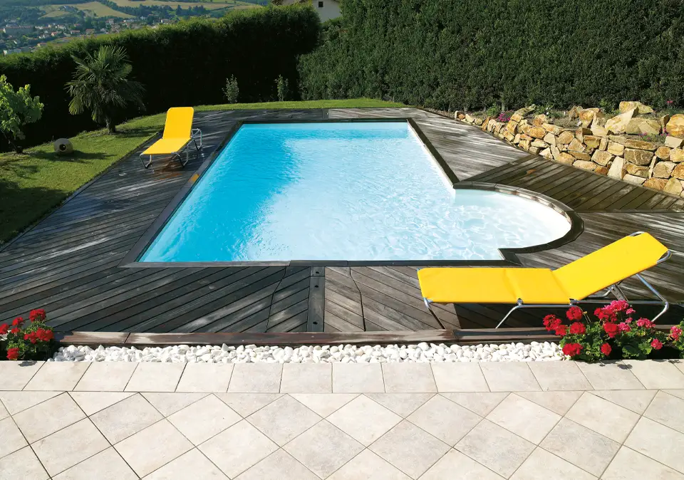 Individueller Swimmingpool mit Desjoyaux System