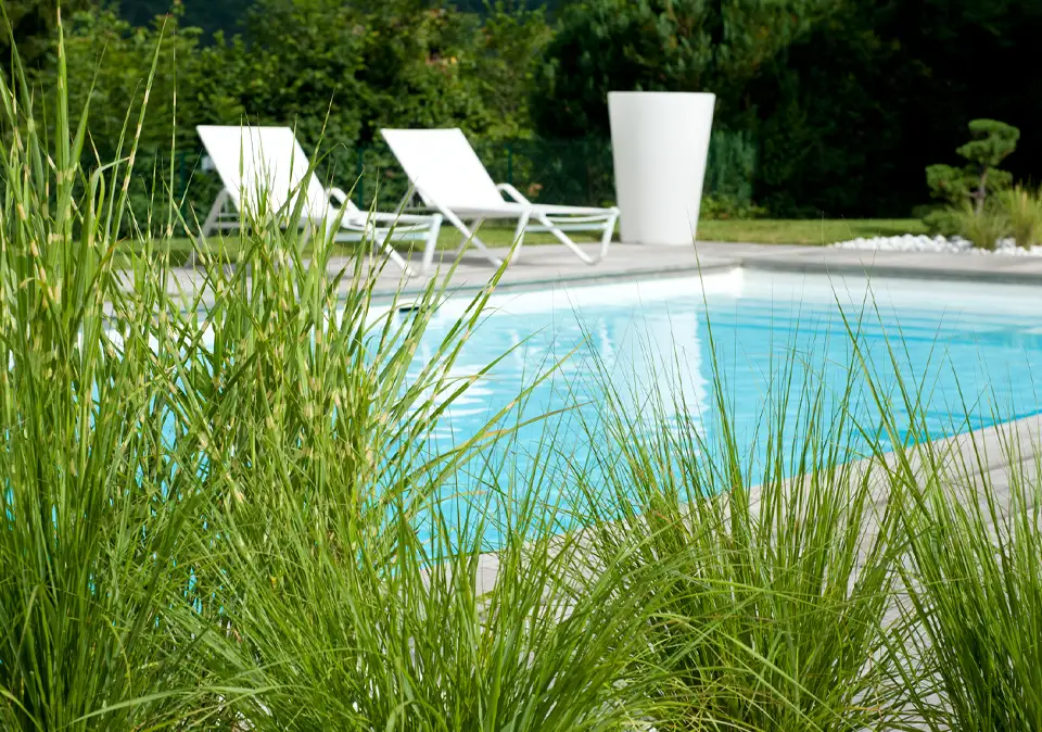 Moderner Gartenpool mit Desjoyaux System