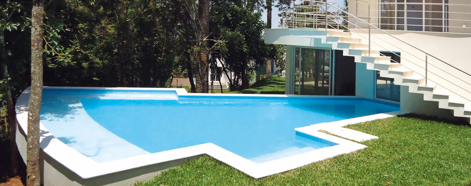 Swimmingpool mit freier Poolform