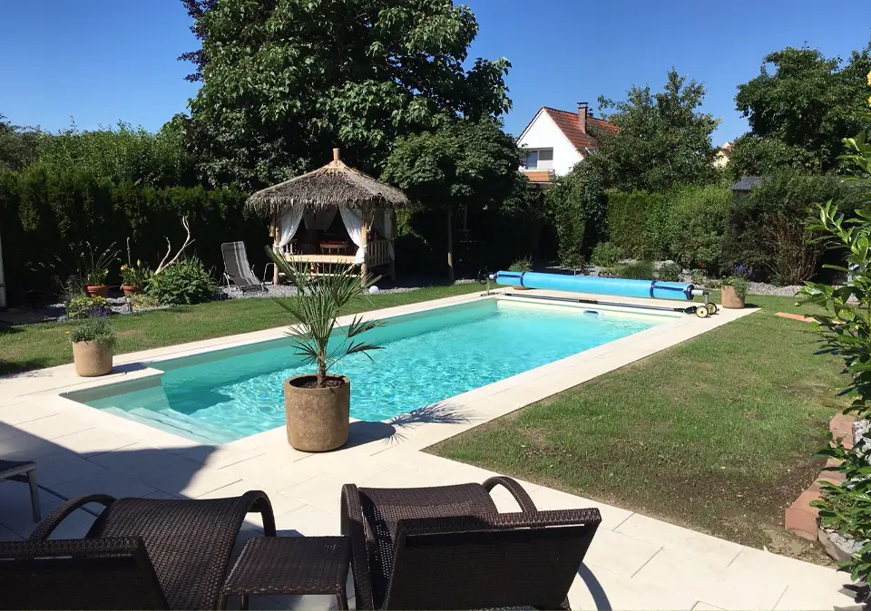 Individuell geplanter Gartenpool in Augsburg