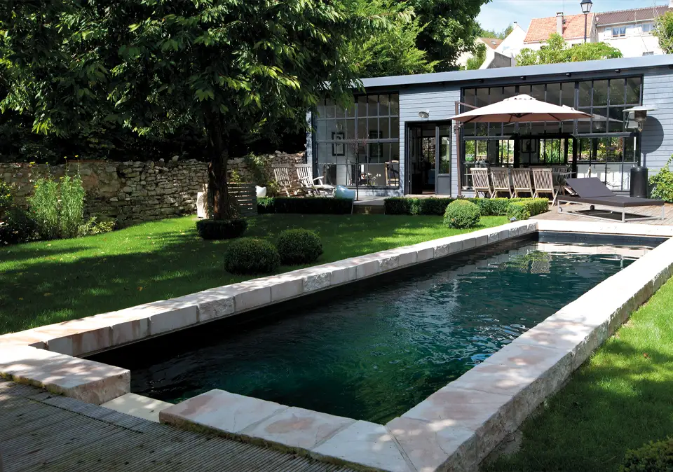 Individueller Swimmingpool mit Terrasse