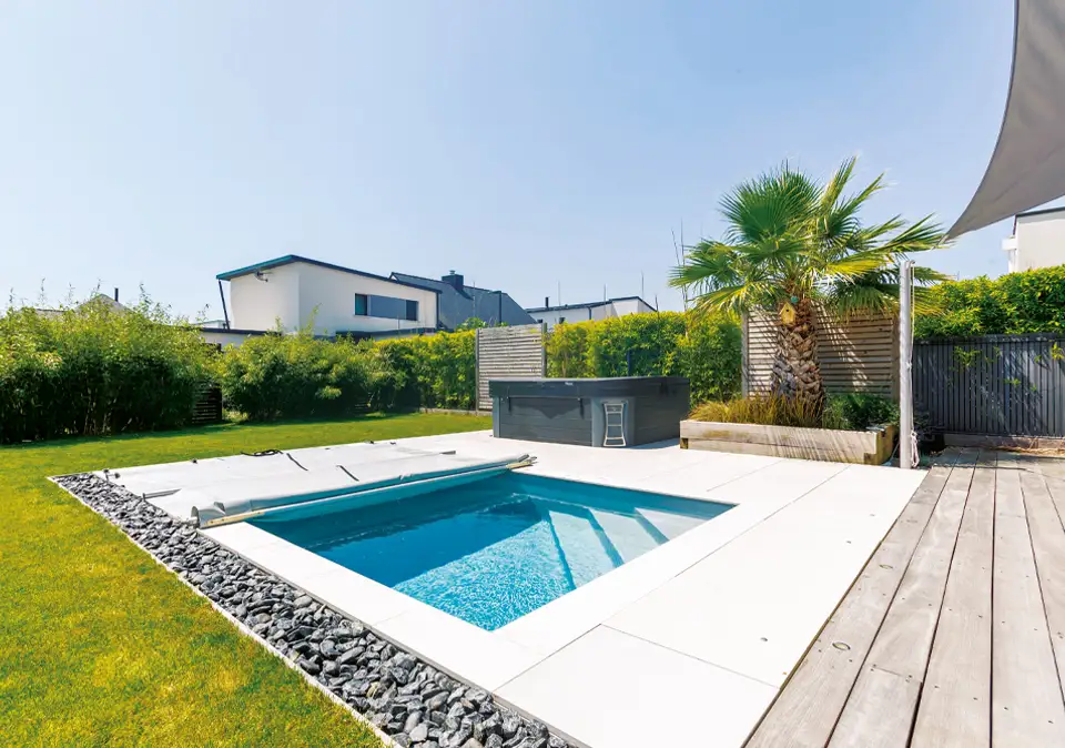 Kompakter Gartenpool auf kleinerem Grundstück