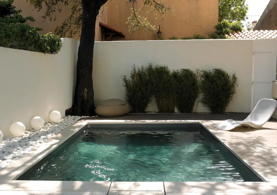 Kompakter Swimmingpool im Garten