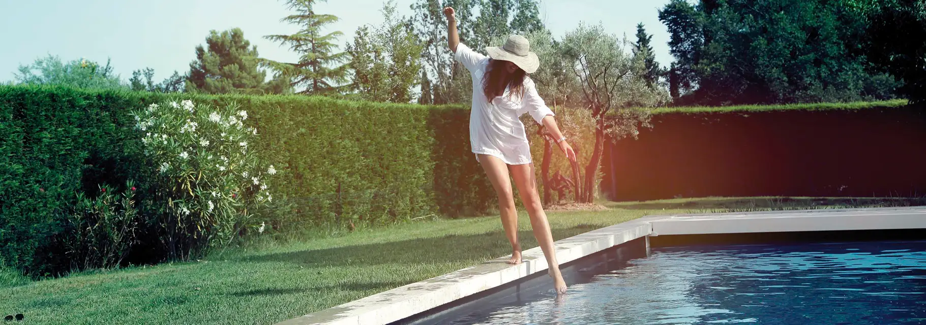 Pool mit kristallklarem Wasser im Garten