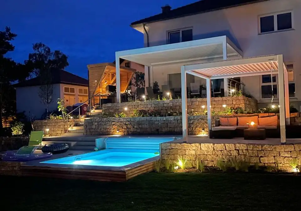 Moderner Pool mit Terrasse