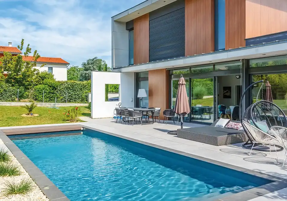 Moderner Swimmingpool im Garten