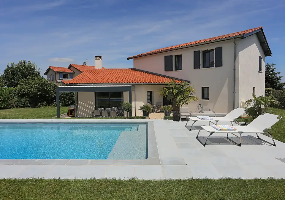 Moderner rechteckiger Swimmingpool