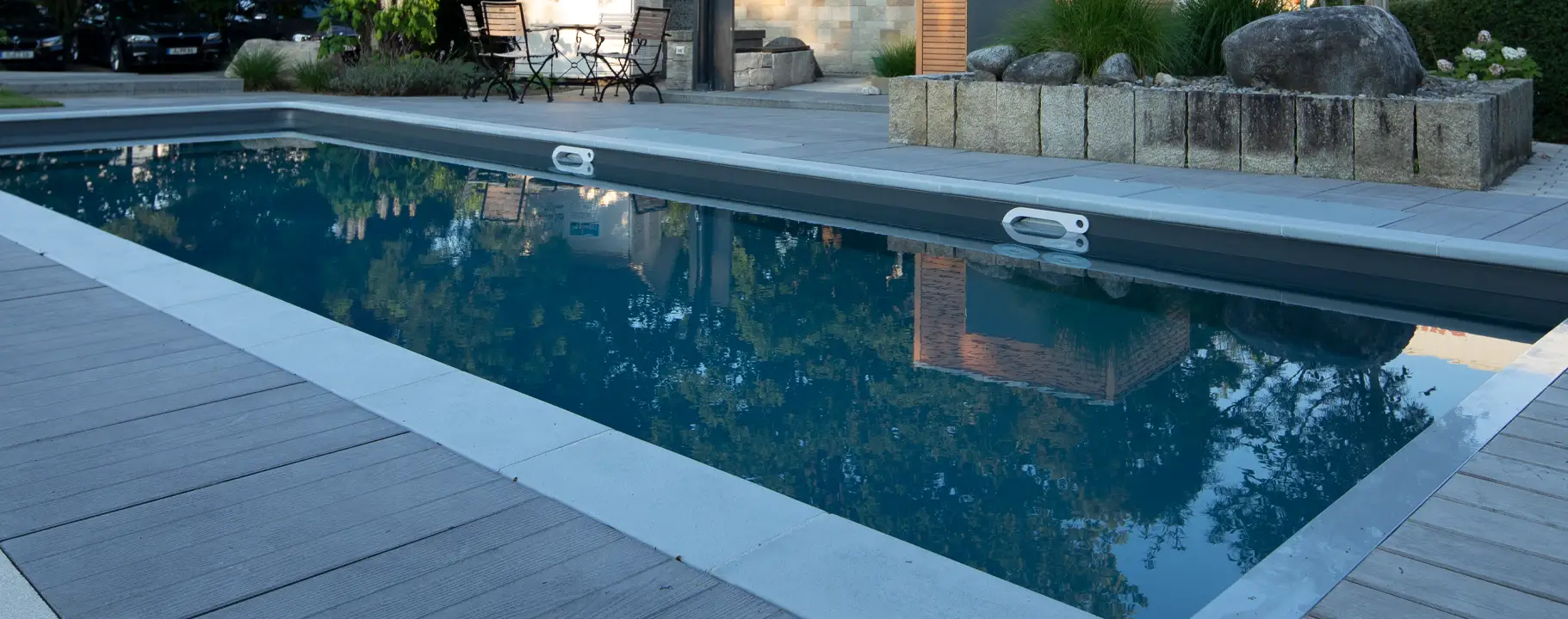 Swimmingpool mit Terrasse und Garten im Raum Augsburg
