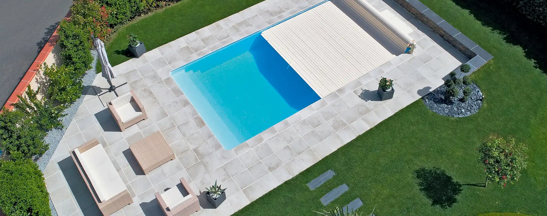 Swimmingpool mit Terrasse und Garten im Raum Berlin