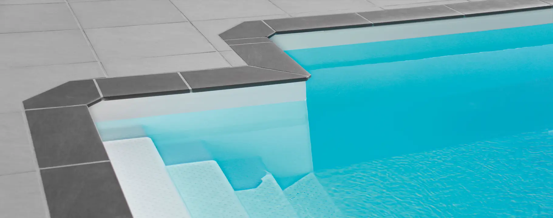 Swimmingpool mit Terrasse und Garten im Raum Dresden