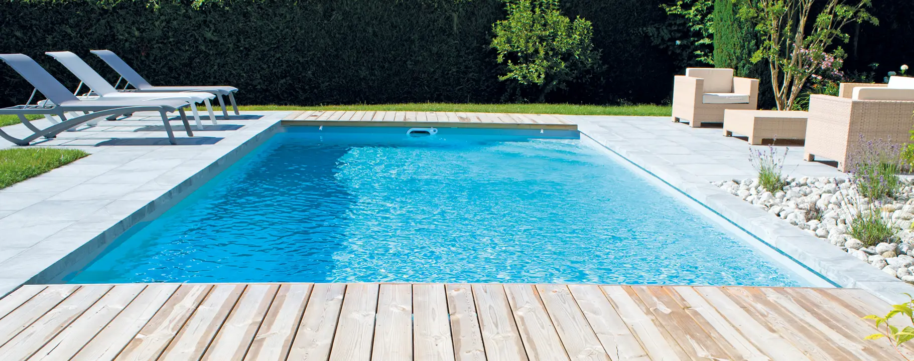 Swimmingpool mit Terrasse und Garten im Raum Freiburg