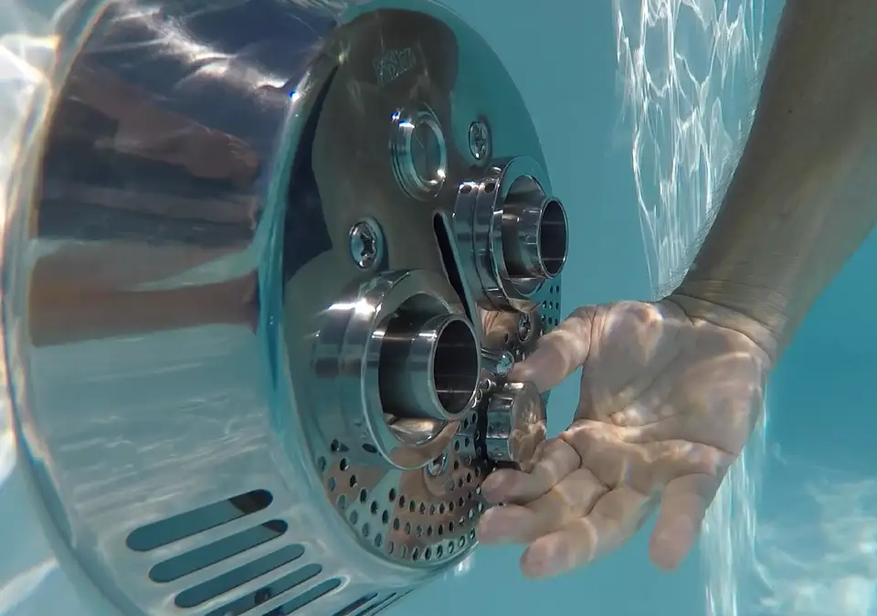 Schwimmtraining mit Gegenstromanlage im Pool