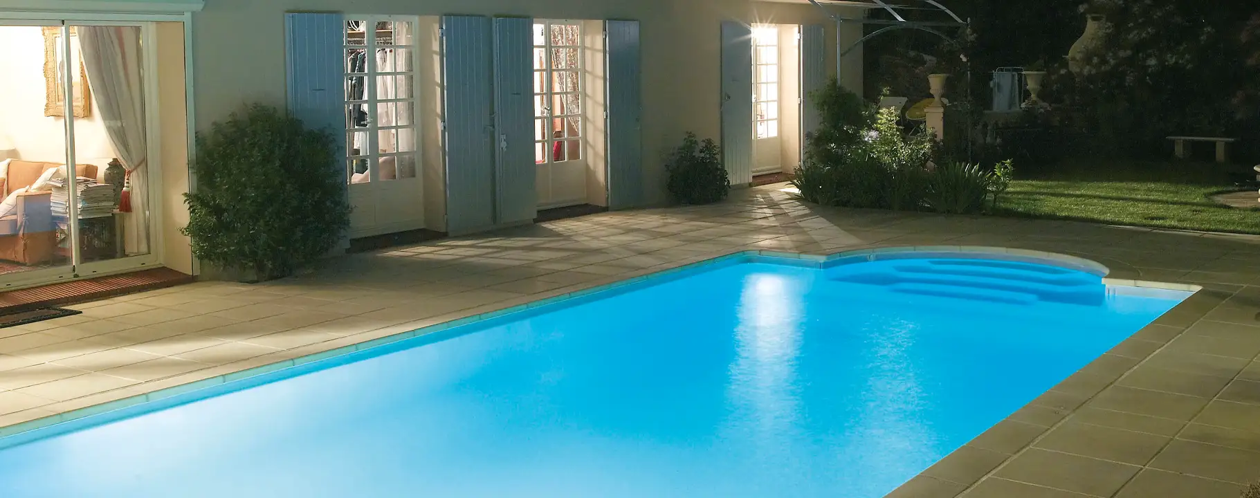 Swimmingpool mit Terrasse und Garten im Raum Hamburg