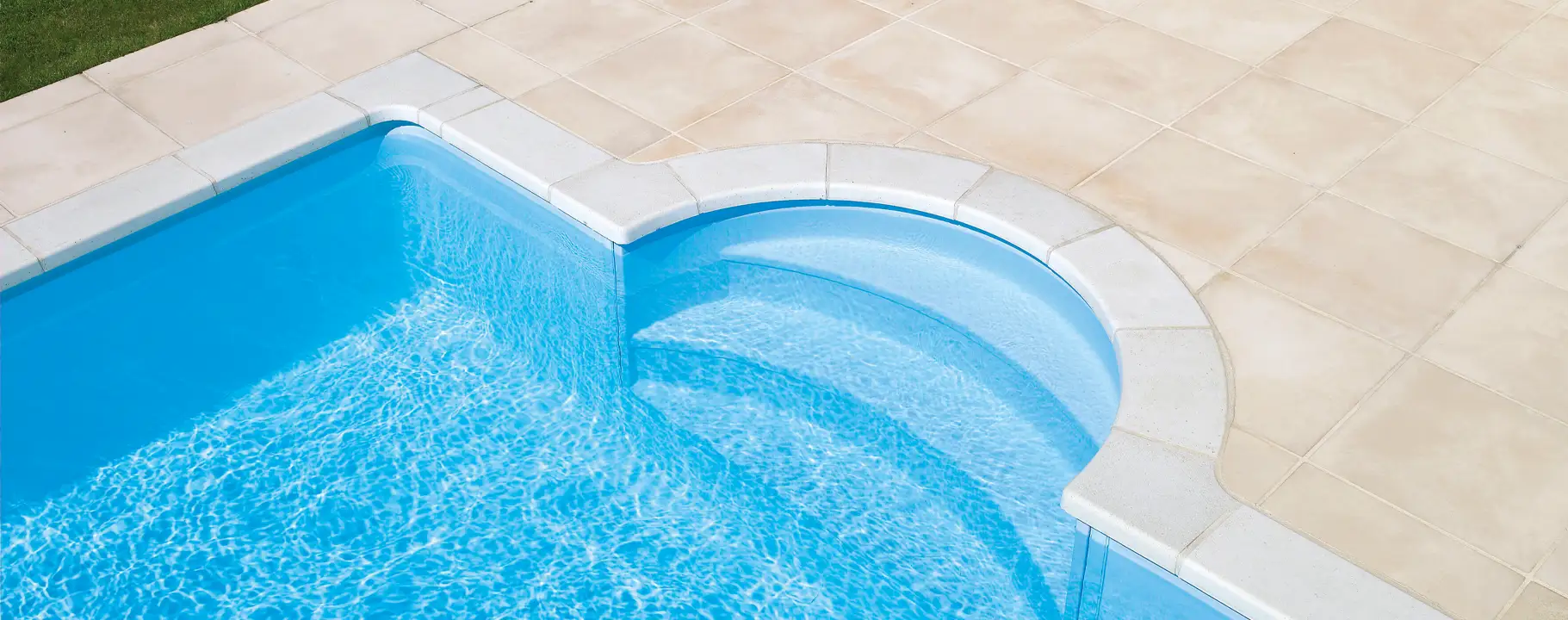 Swimmingpool mit Terrasse und Garten im Raum Hannover
