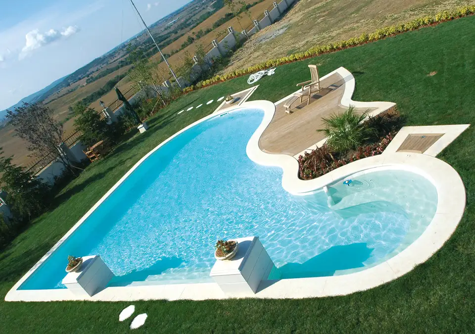 Swimmingpool in Herzform