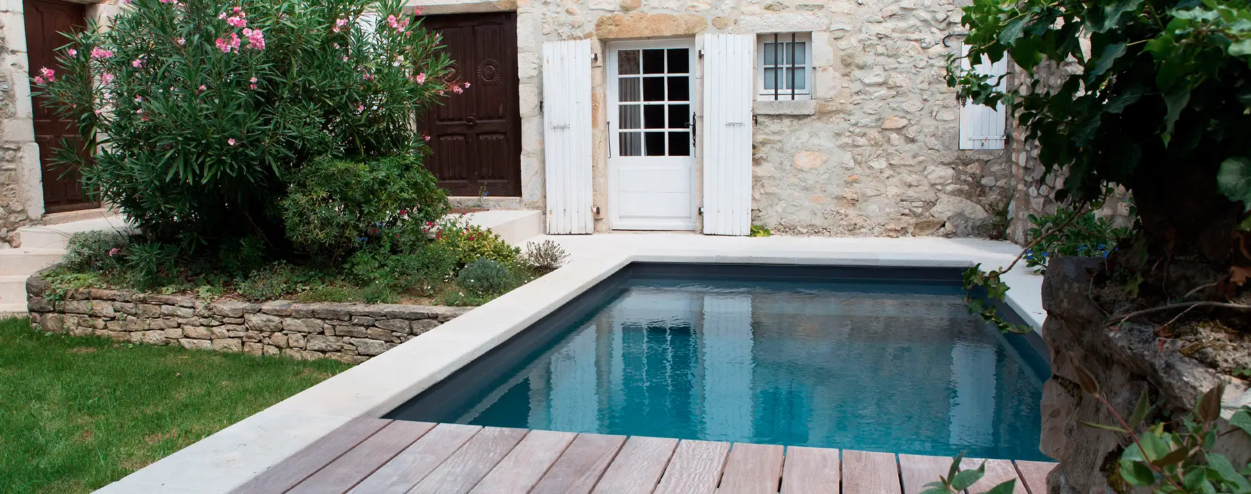 Swimmingpool mit Terrasse und Garten im Raum Köln