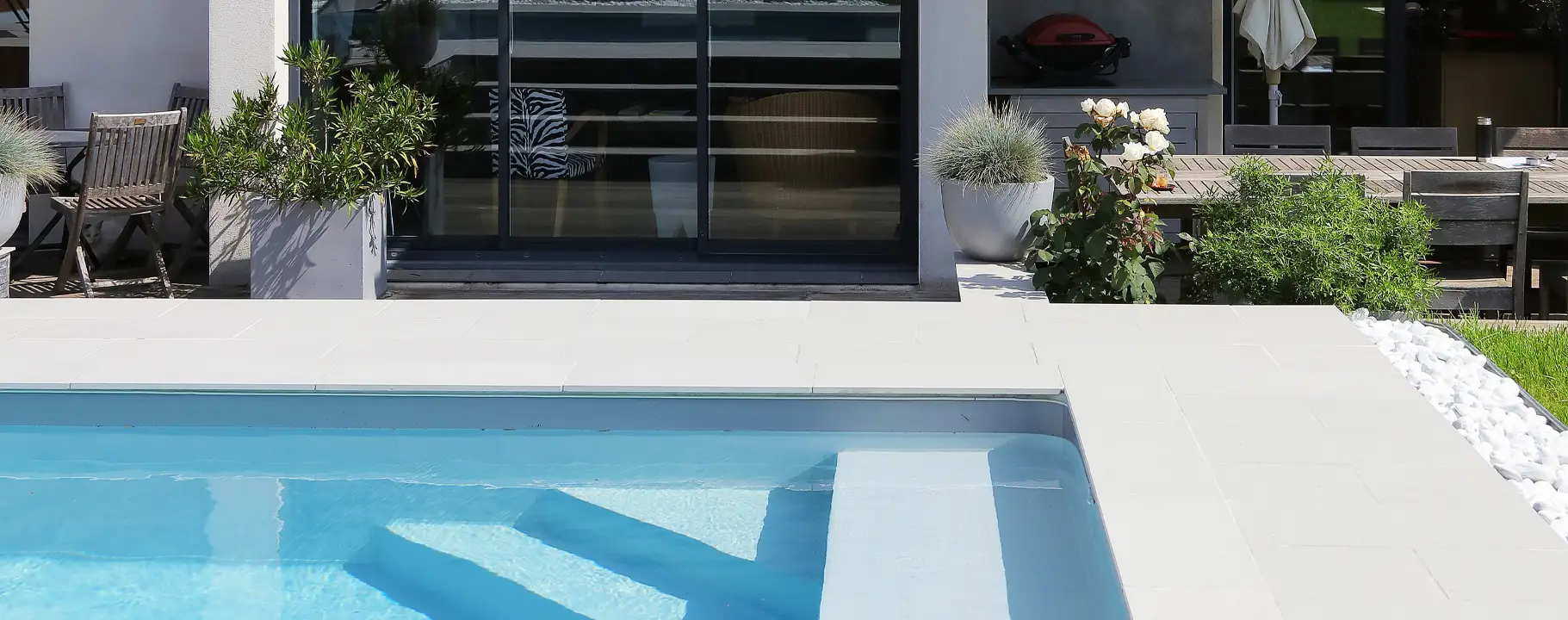 Swimmingpool mit Terrasse und Garten im Raum Lübeck