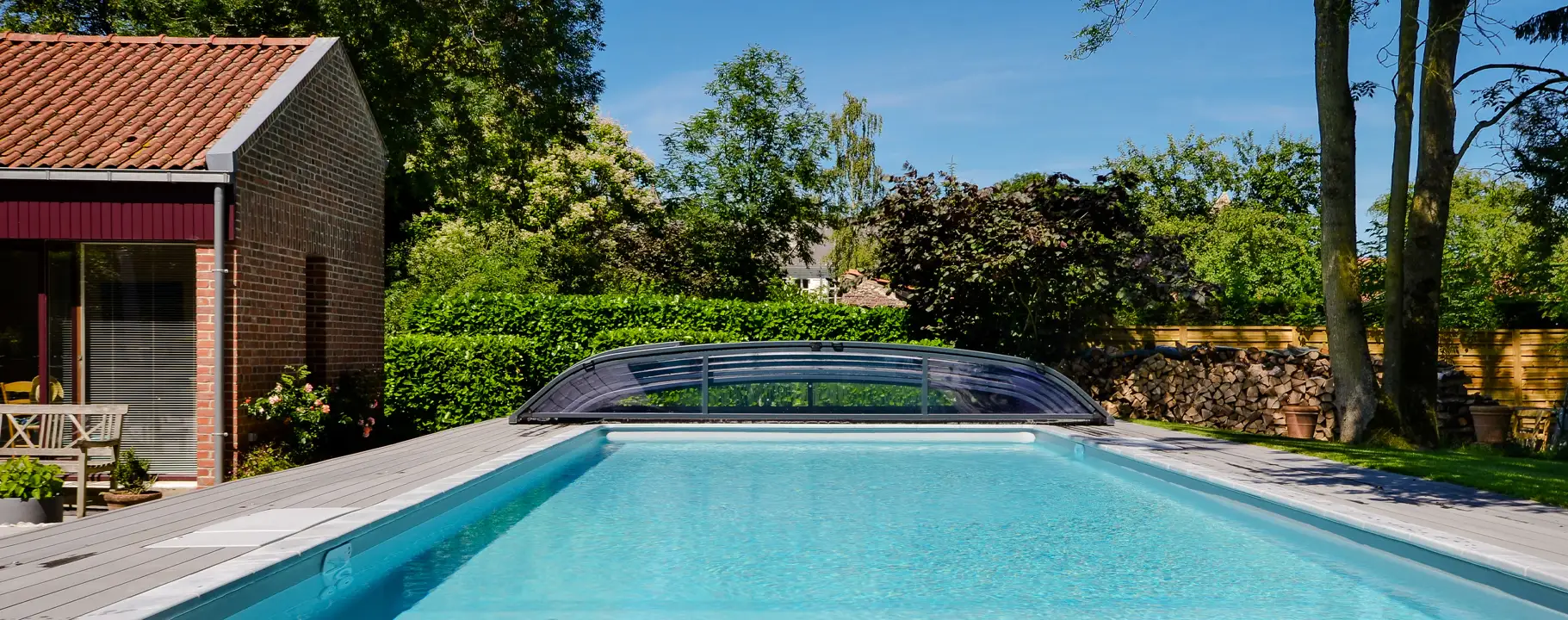 Swimmingpool mit Terrasse und Garten im Raum Mainz