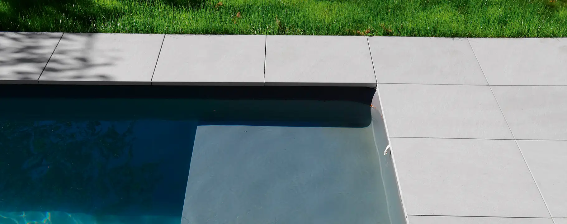 Swimmingpool mit Terrasse und Garten im Raum Mannheim