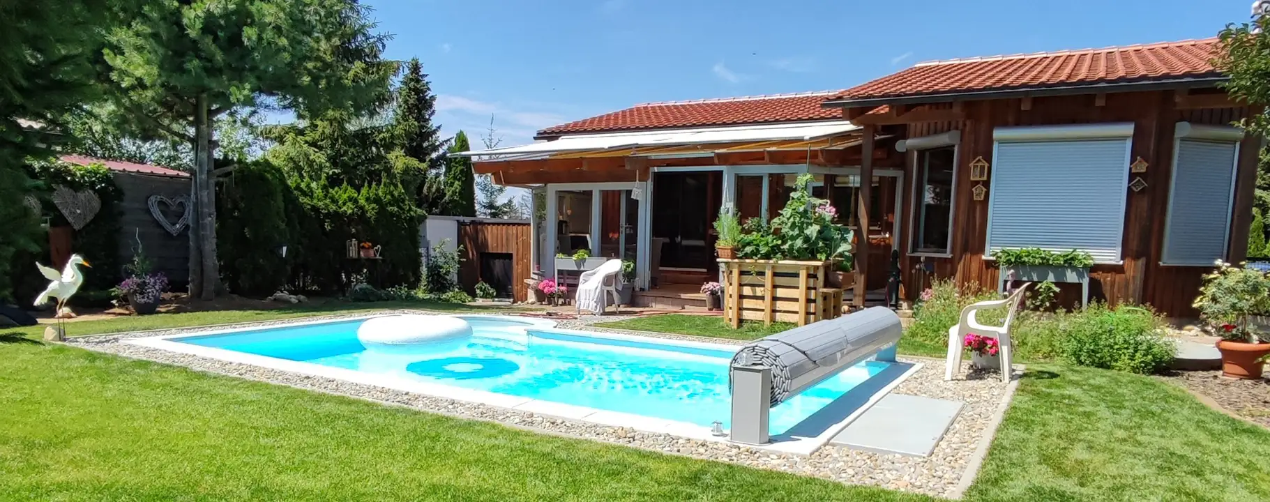 Swimmingpool mit Garten und Terrasse im Raum München