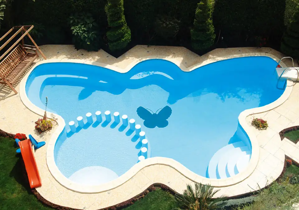 Pool in Schmetterlingsform