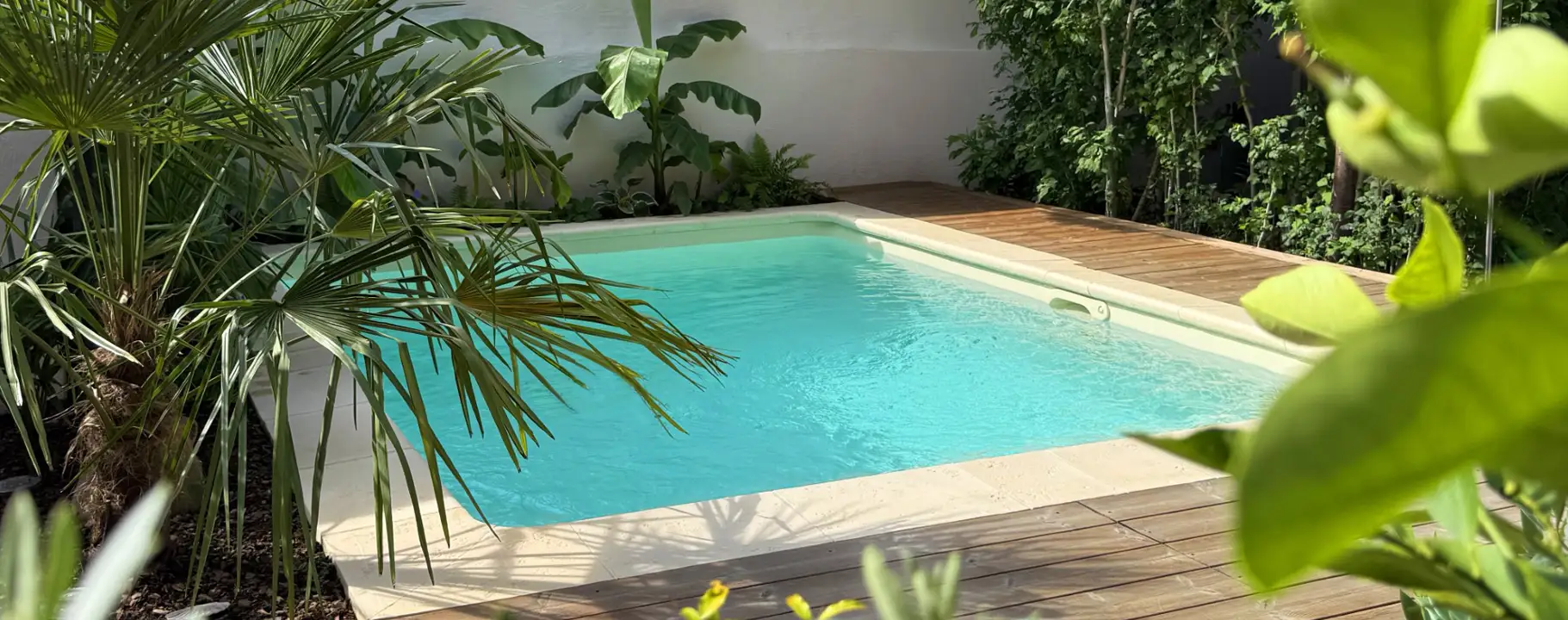 Swimmingpool mit Terrasse und Garten im Raum Stuttgart