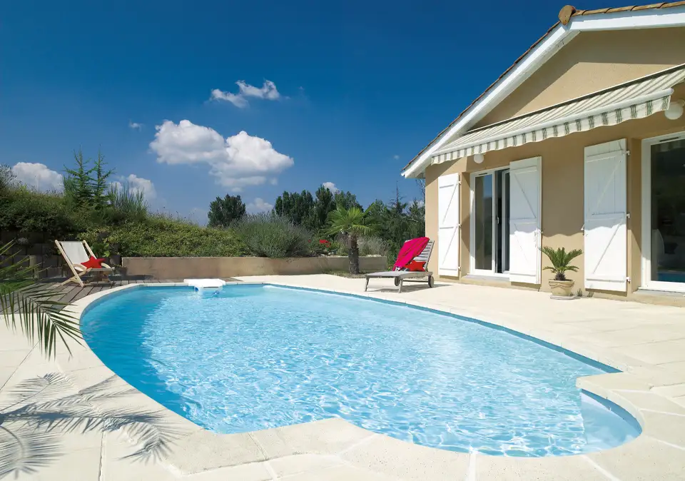 Außergewöhnliche Poolform mit Desjoyaux System