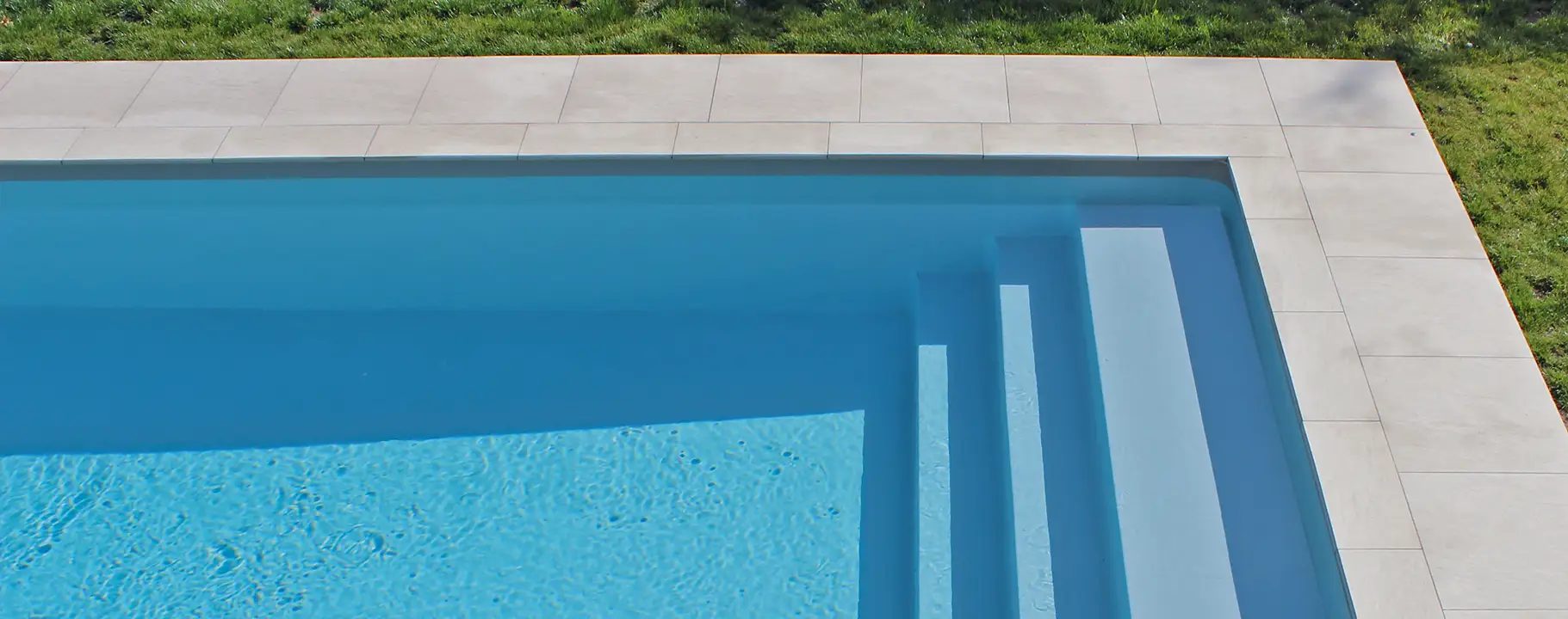 Swimmingpool mit Terrasse und Garten im Raum Wiesbaden