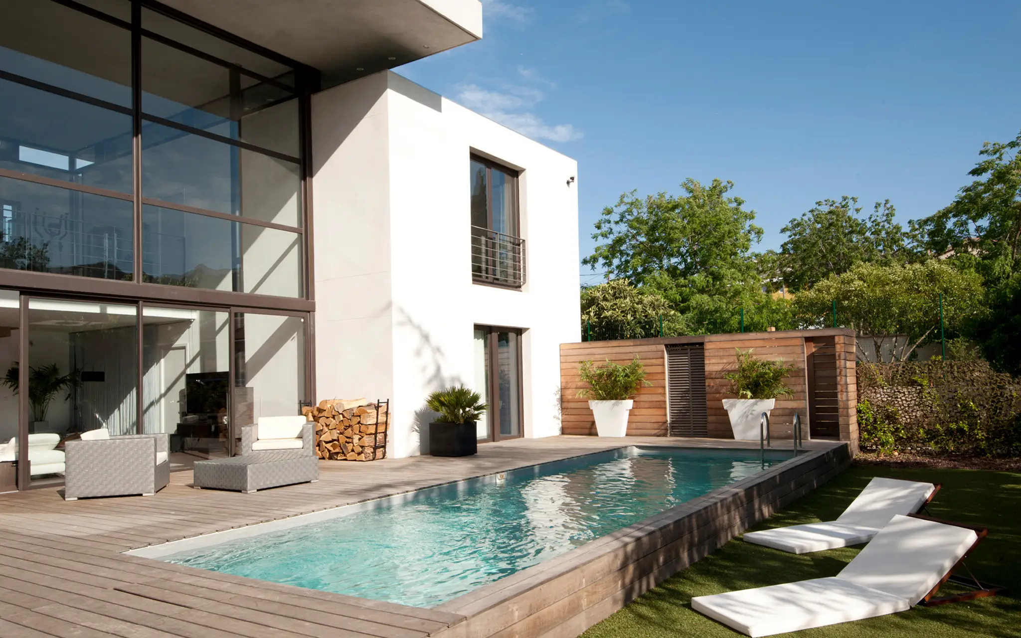 Pool im Garten von Desjoyaux