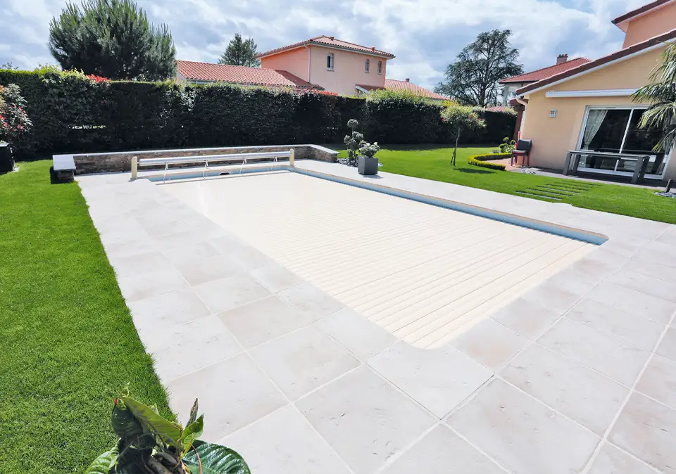 Swimmingpool mit geschlossener Poolabdeckung