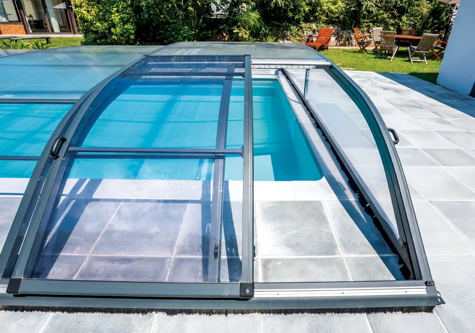 Pool mit flacher verschiebbarer Überdachung