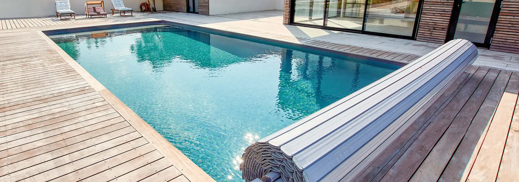 Poolabdeckung auf einem Swimmingpool im Garten