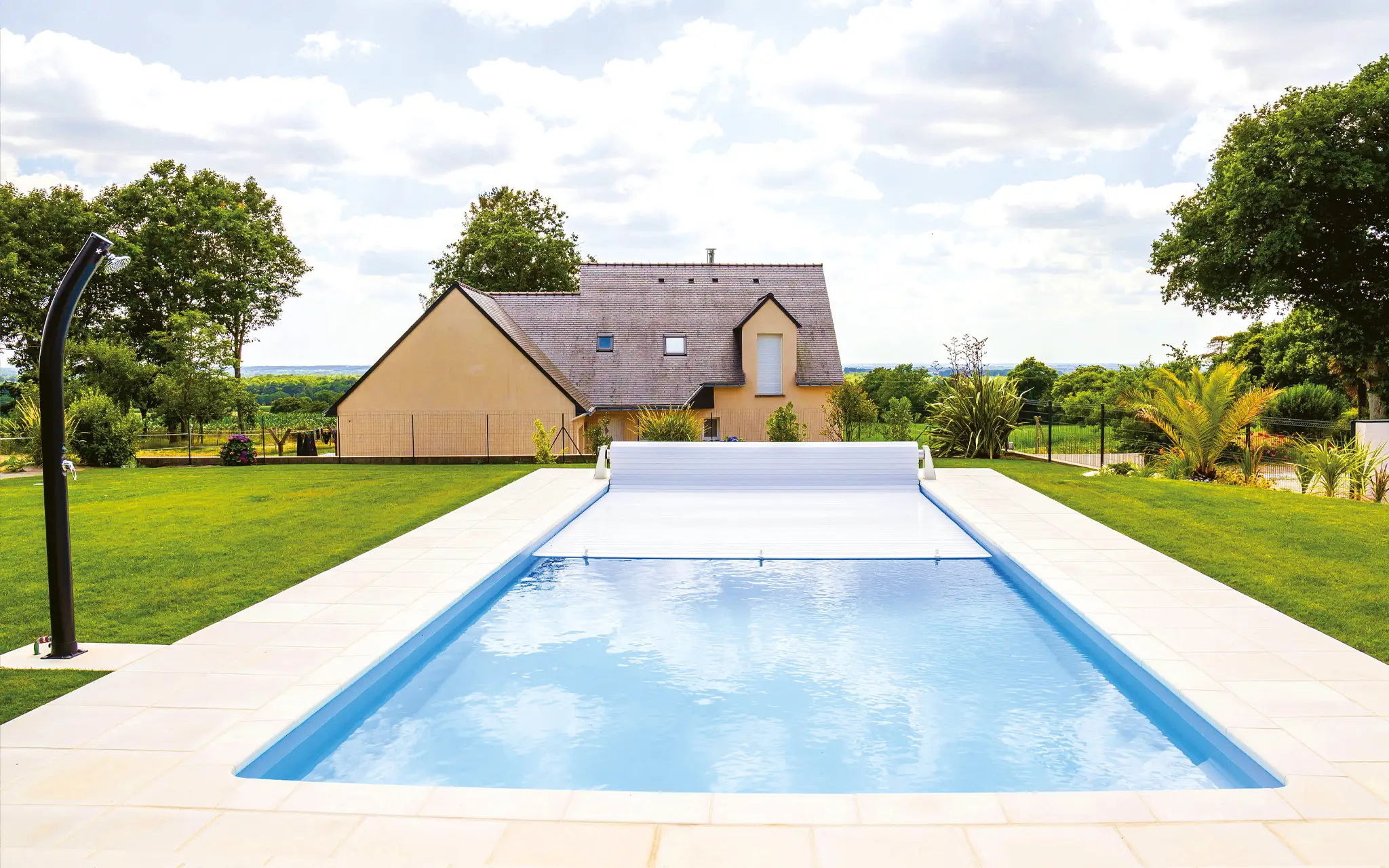 Swimmingpool mit Poolabdeckung
