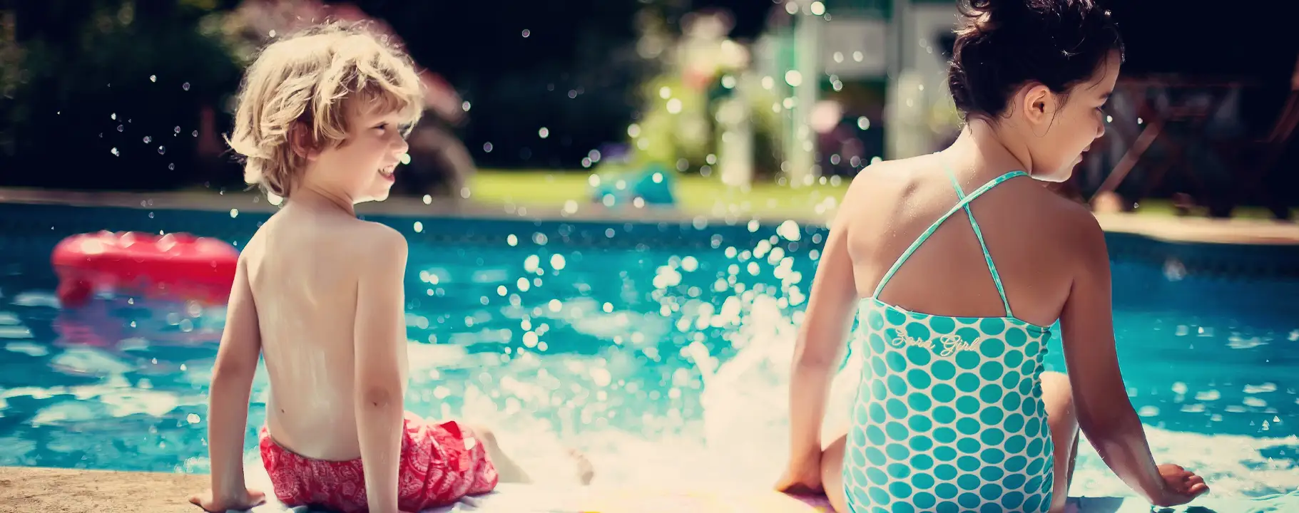 Swimmingpool mit Poolausstattung, Terrasse und Garten