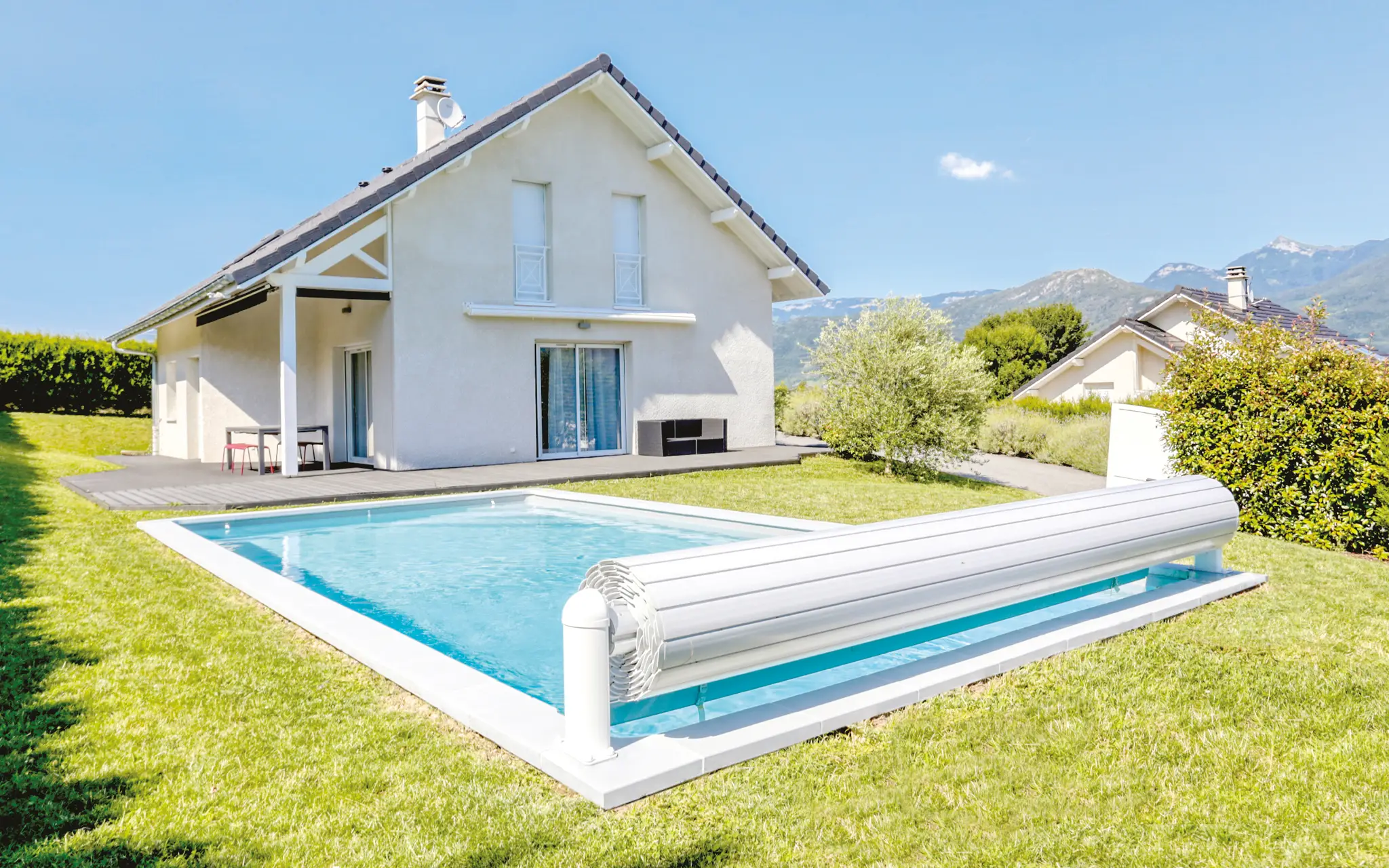 Swimmingpool mit moderner Poolausstattung
