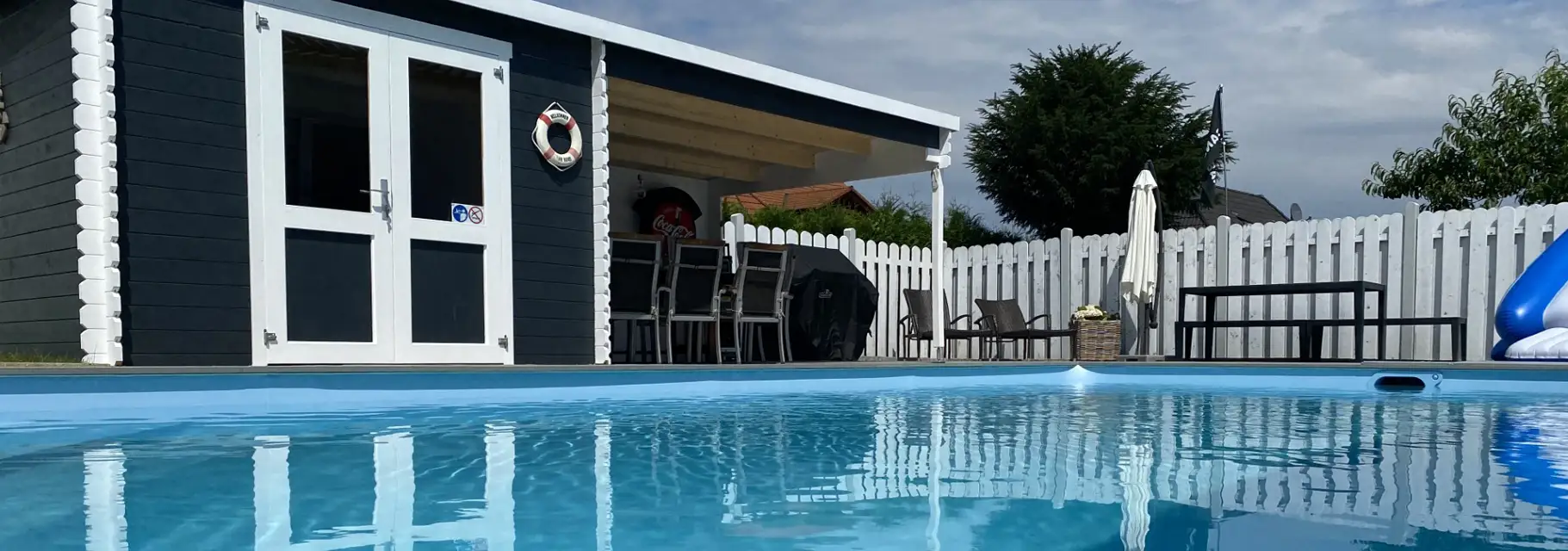 Schwimmbecken während des Poolbaus