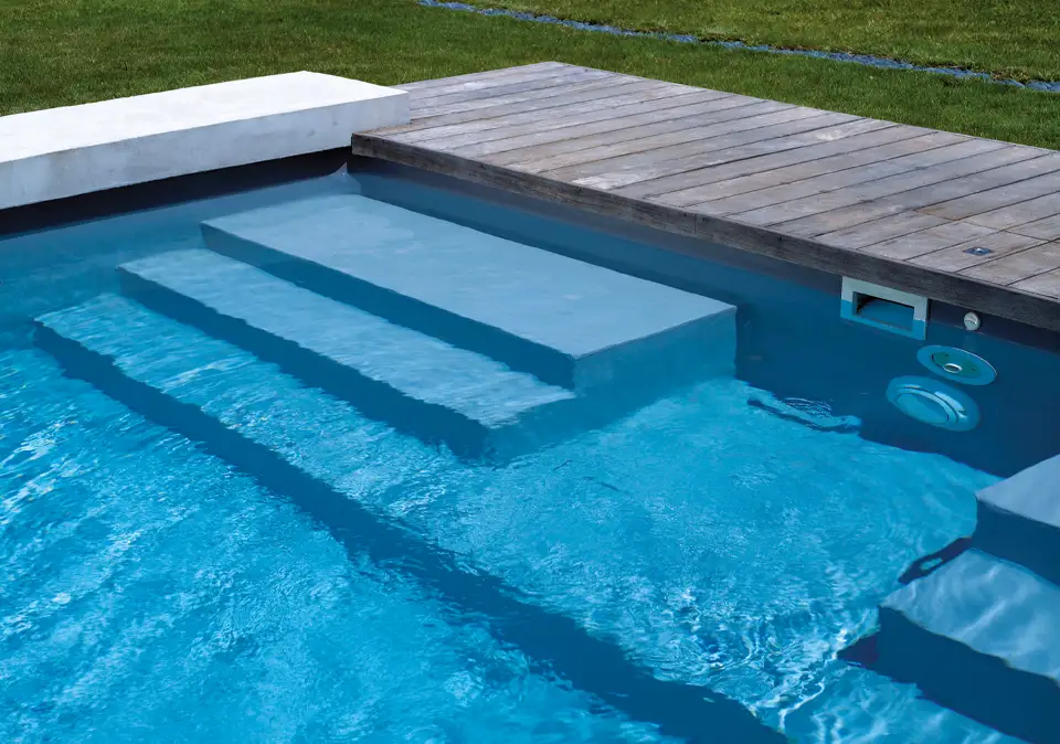 Pool mit Treppe und Terrasse