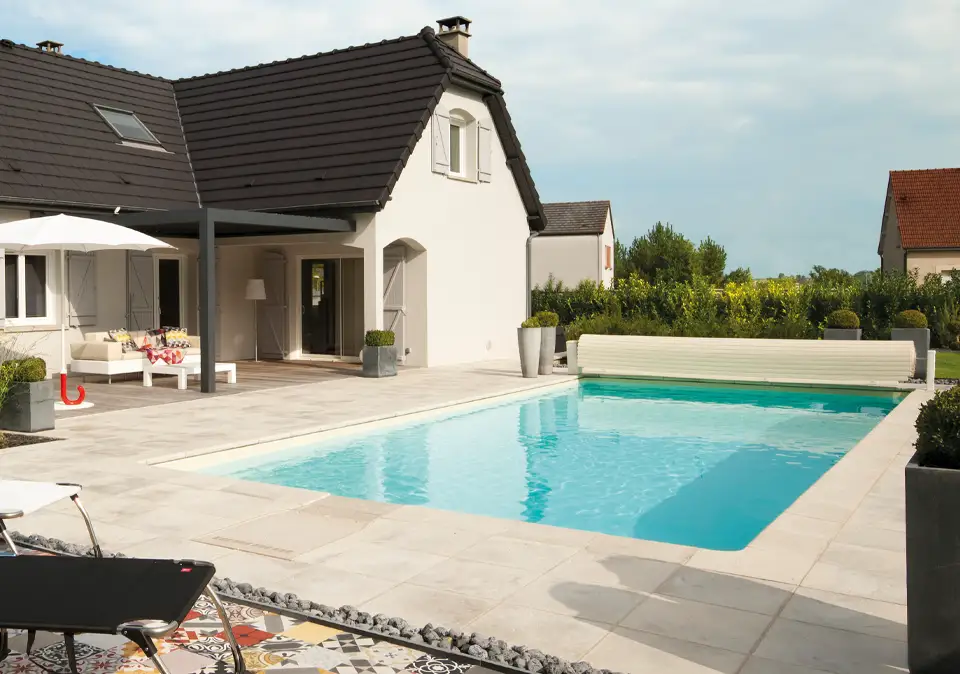 Fertiger Pool mit Terrasse