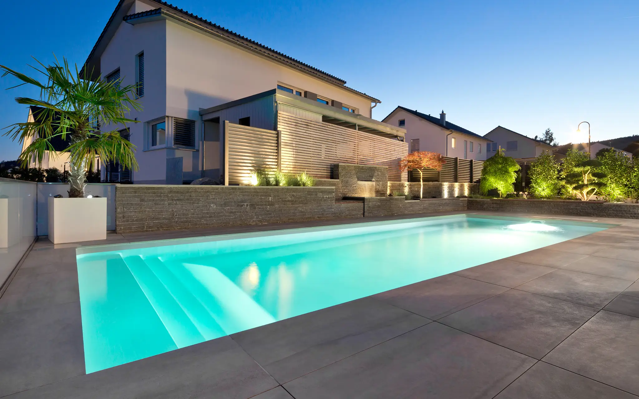 Beleuchteter Swimmingpool am Abend