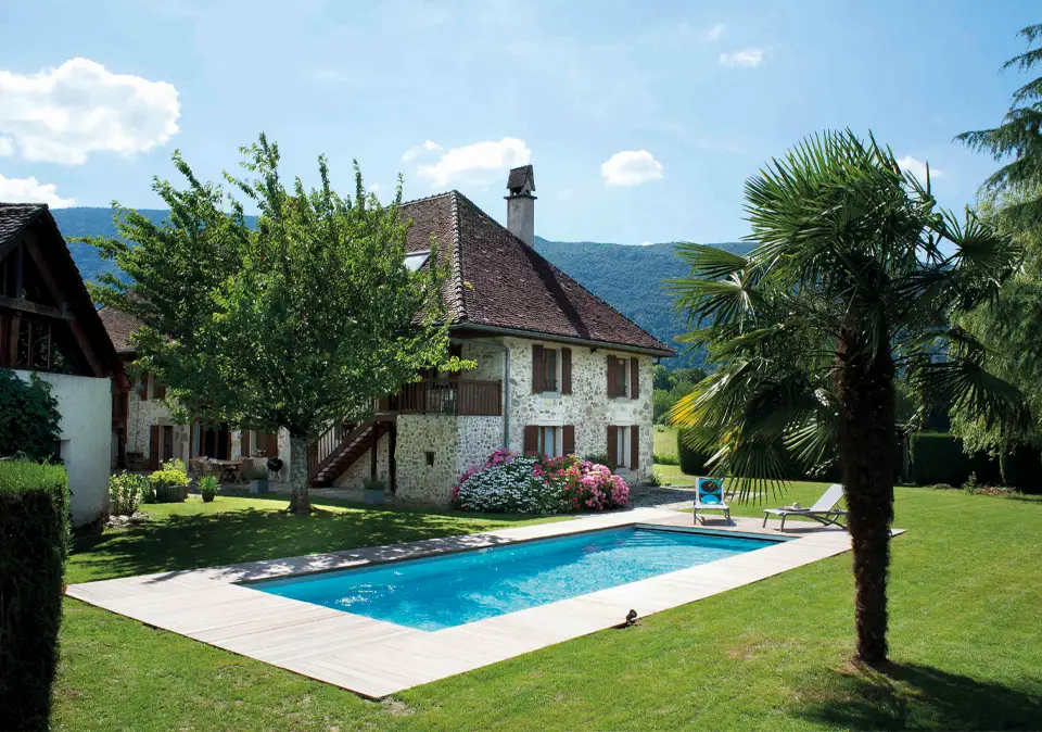 Swimmingpool passend zum Grundstück