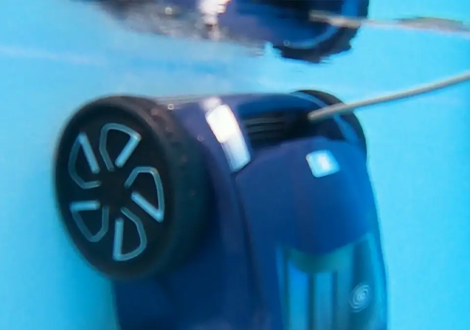 Poolroboter bei der automatischen Reinigung eines Swimmingpools