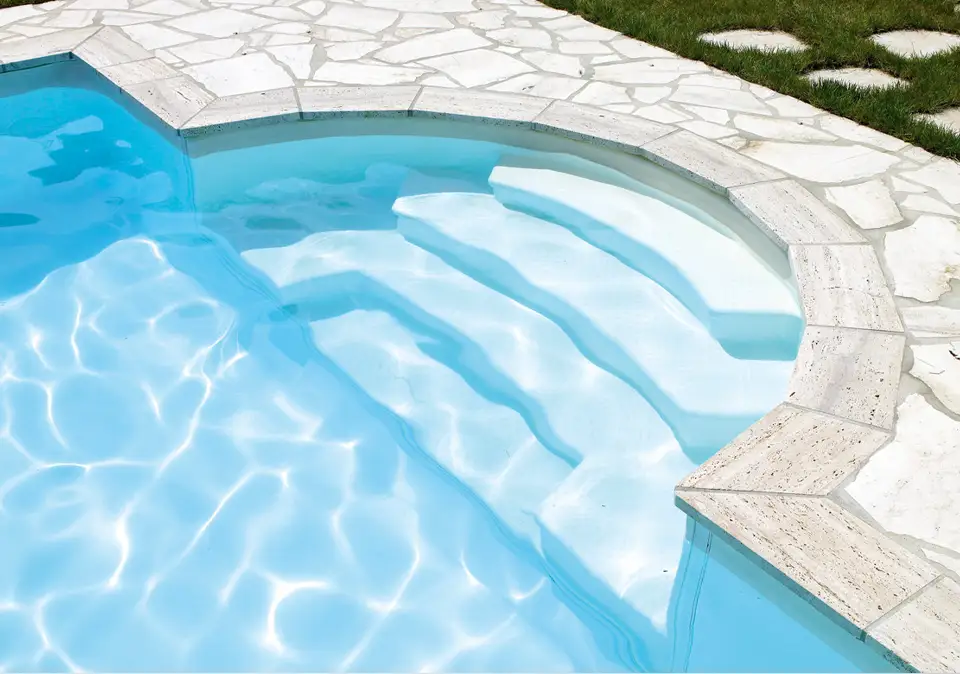 Pooltreppe als Teil eines individuellen Swimmingpools