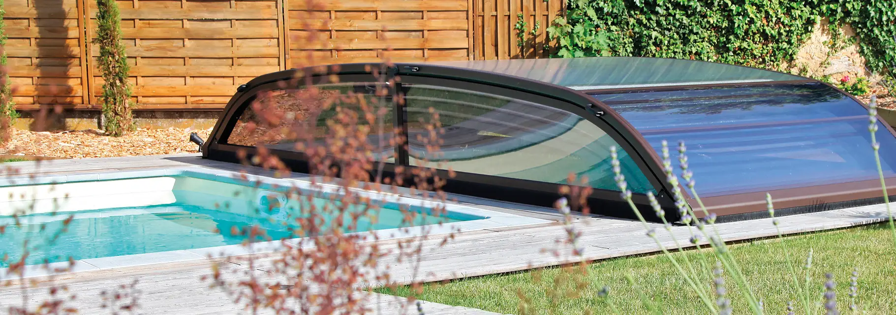 Swimmingpool mit Poolüberdachung im Garten