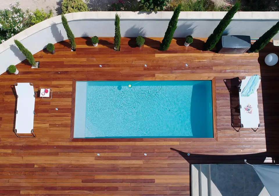 Rechteckiger Swimmingpool im Garten