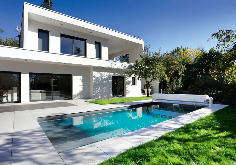 Großer Swimmingpool mit Terrasse
