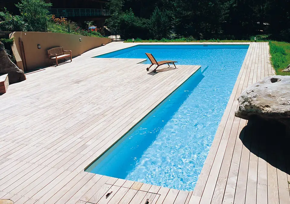 Moderner Swimmingpool mit Garten