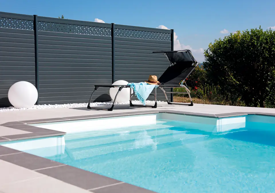 Swimmingpool mit breiter Treppe