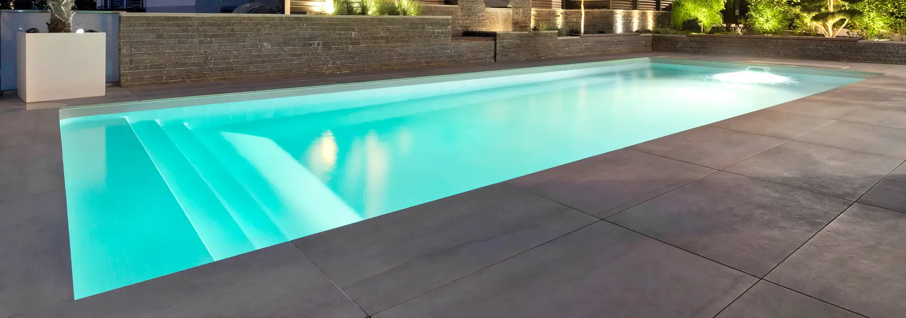 Sauberer Swimmingpool nach der Reinigung mit einem Poolroboter