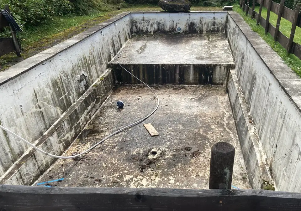 Schwimmbad vor der Sanierung